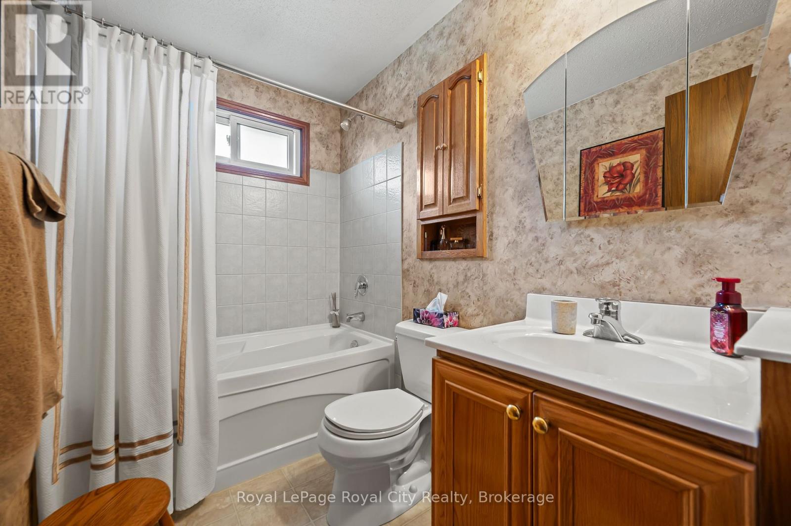 385 Heritage Drive, Kitchener, Ontario  N2B 3K9 - Photo 22 - X12117090