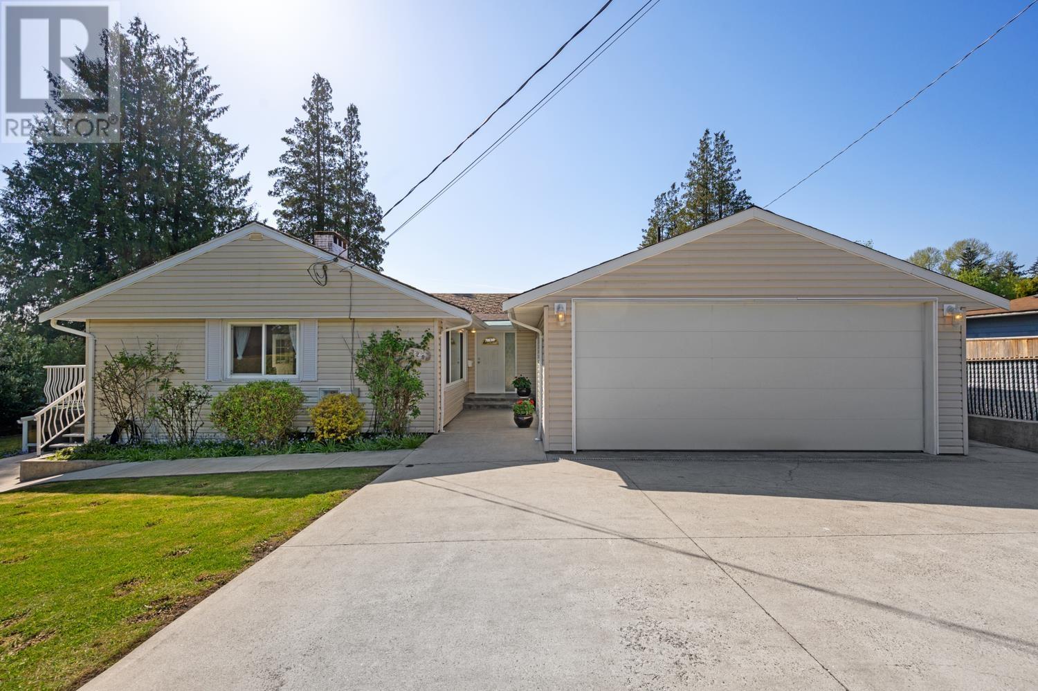 320 WALKER STREET, Coquitlam, British Columbia