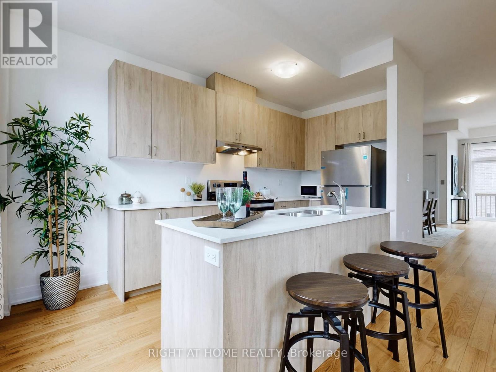 211 Wyndham Street, Mississauga, Ontario  L5M 2S5 - Photo 14 - W12116773