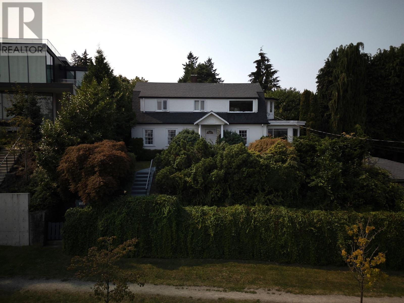 Listing Picture 4 of 40 : 1937 TOLMIE STREET, Vancouver / 溫哥華 - 魯藝地產 Yvonne Lu Group - MLS Medallion Club Member