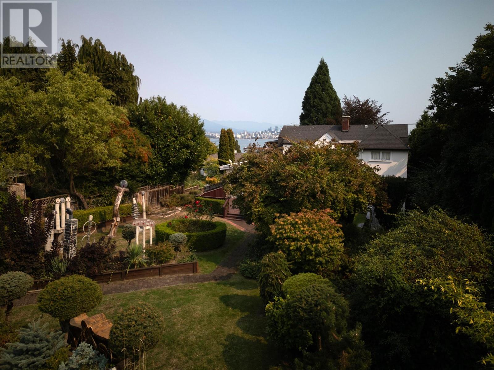 Listing Picture 6 of 40 : 1937 TOLMIE STREET, Vancouver / 溫哥華 - 魯藝地產 Yvonne Lu Group - MLS Medallion Club Member