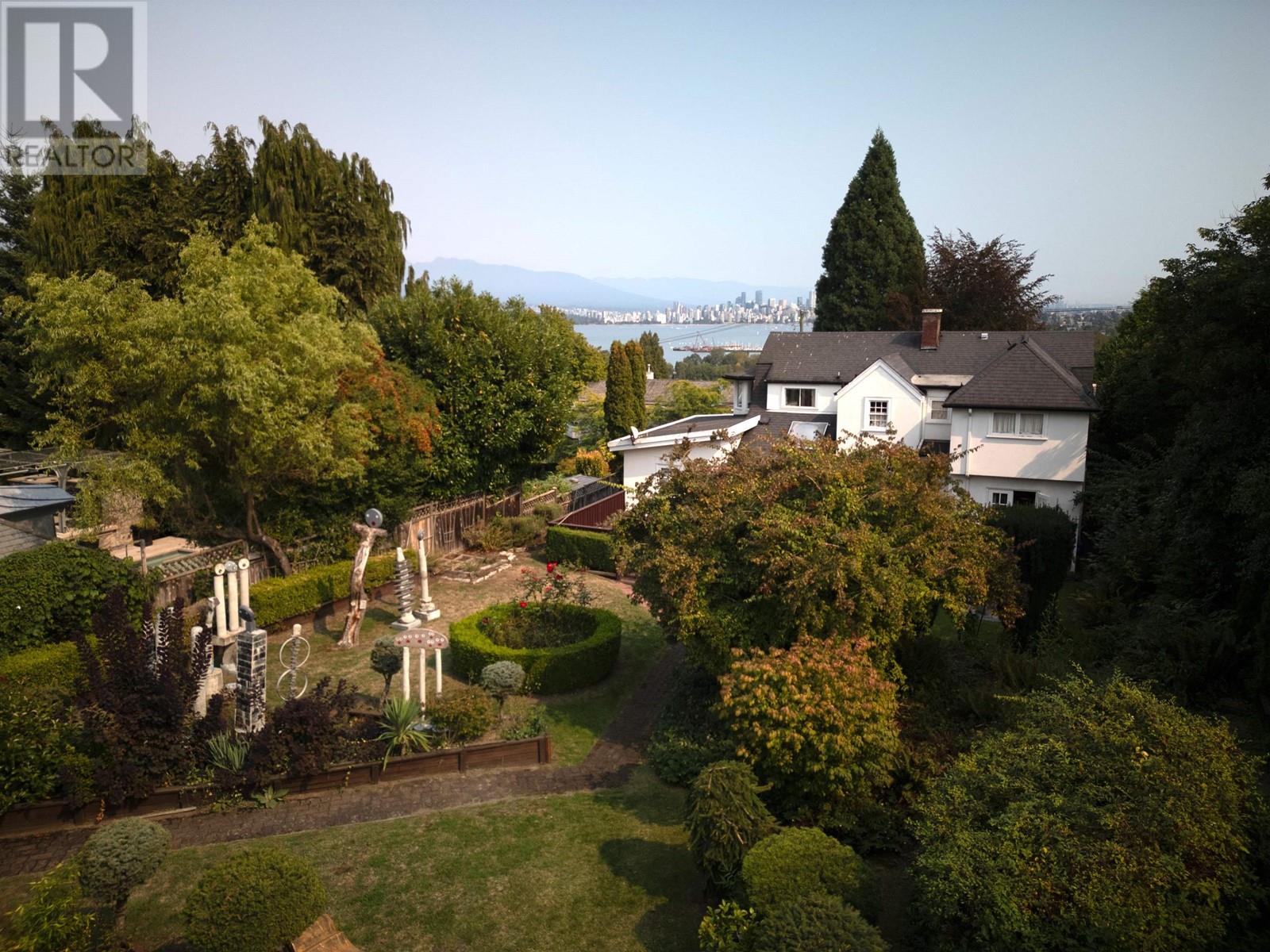 Listing Picture 7 of 40 : 1937 TOLMIE STREET, Vancouver / 溫哥華 - 魯藝地產 Yvonne Lu Group - MLS Medallion Club Member