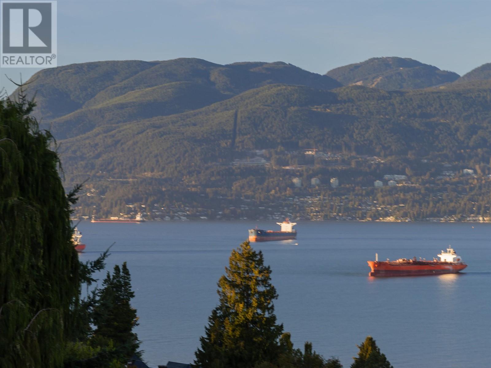 Listing Picture 23 of 40 : 1937 TOLMIE STREET, Vancouver / 溫哥華 - 魯藝地產 Yvonne Lu Group - MLS Medallion Club Member