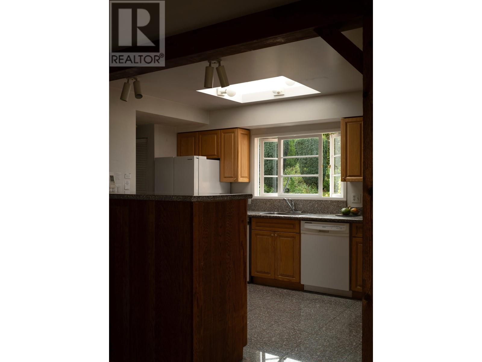 Listing Picture 29 of 40 : 1937 TOLMIE STREET, Vancouver / 溫哥華 - 魯藝地產 Yvonne Lu Group - MLS Medallion Club Member