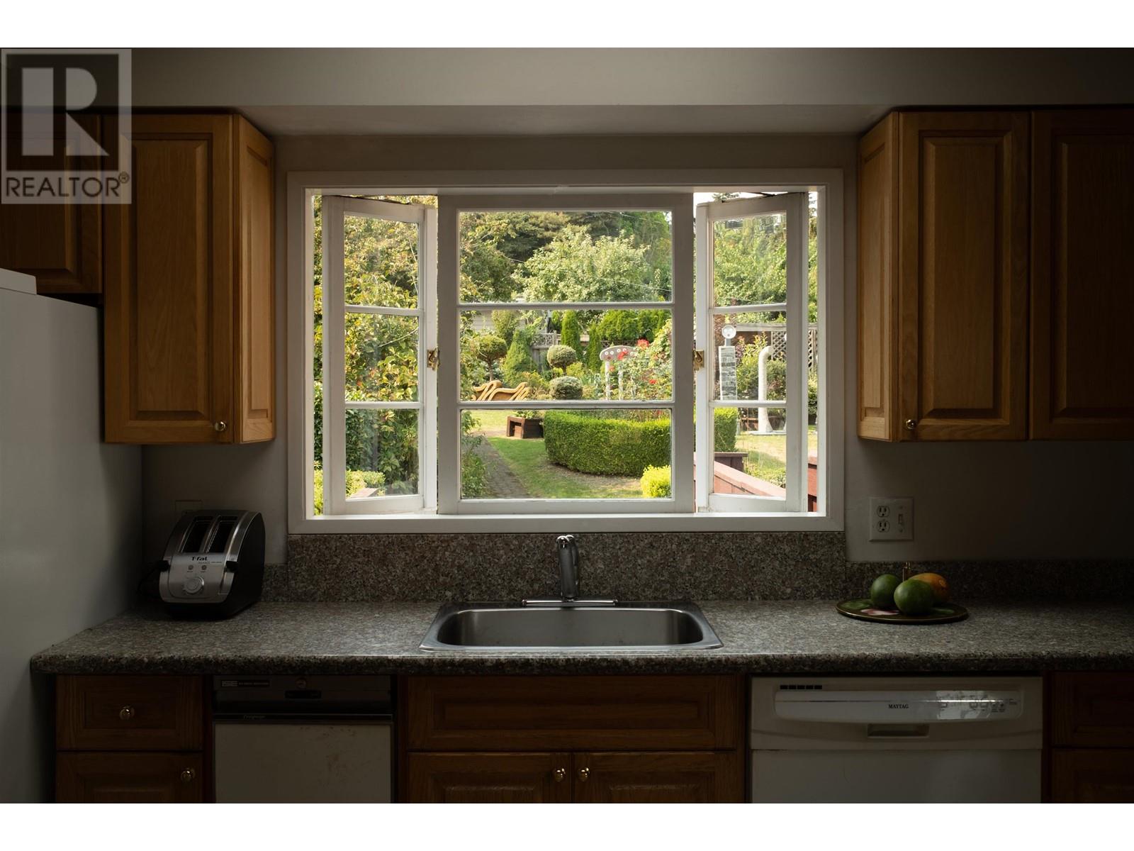 Listing Picture 30 of 40 : 1937 TOLMIE STREET, Vancouver / 溫哥華 - 魯藝地產 Yvonne Lu Group - MLS Medallion Club Member