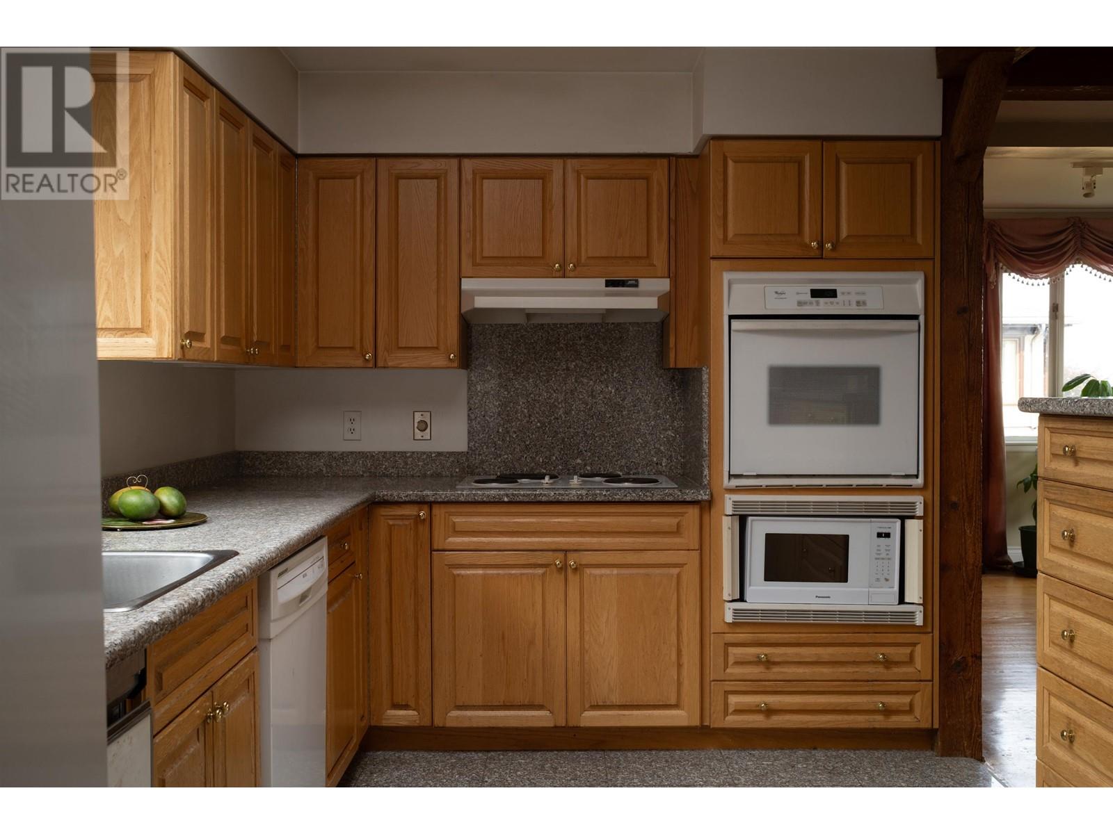 Listing Picture 32 of 40 : 1937 TOLMIE STREET, Vancouver / 溫哥華 - 魯藝地產 Yvonne Lu Group - MLS Medallion Club Member