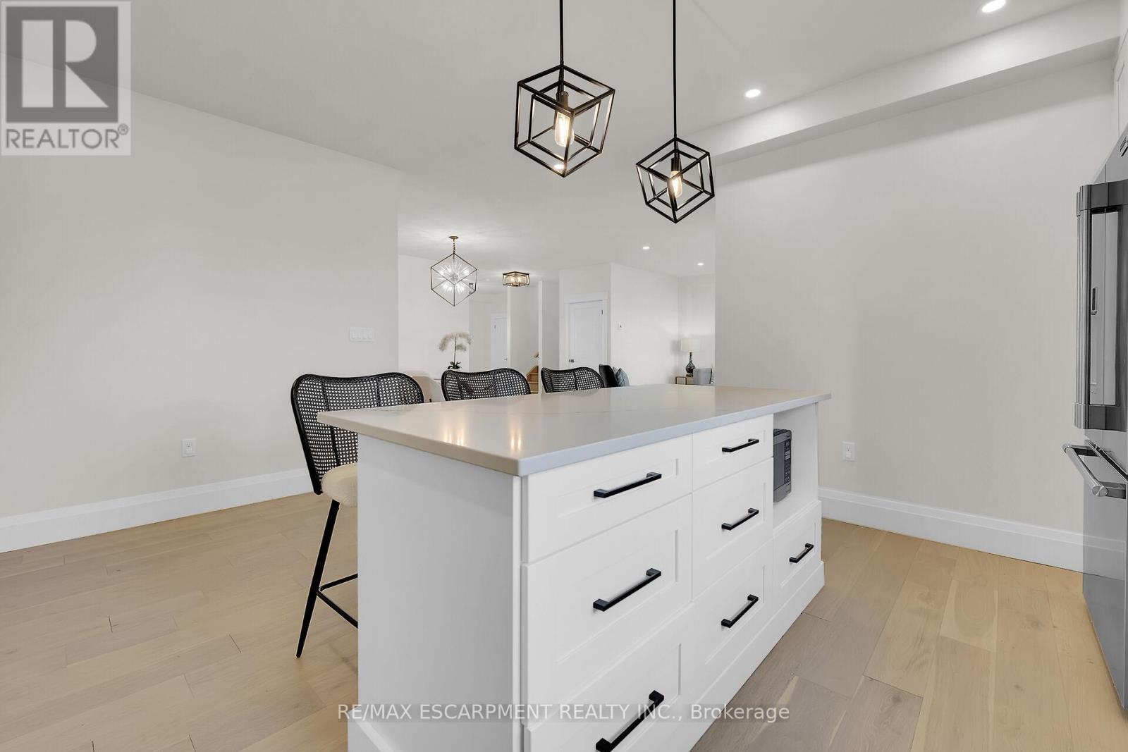 8184 Airport Road E, Hamilton (Mount Hope), Ontario  L0R 1W0 - Photo 7 - X12116797