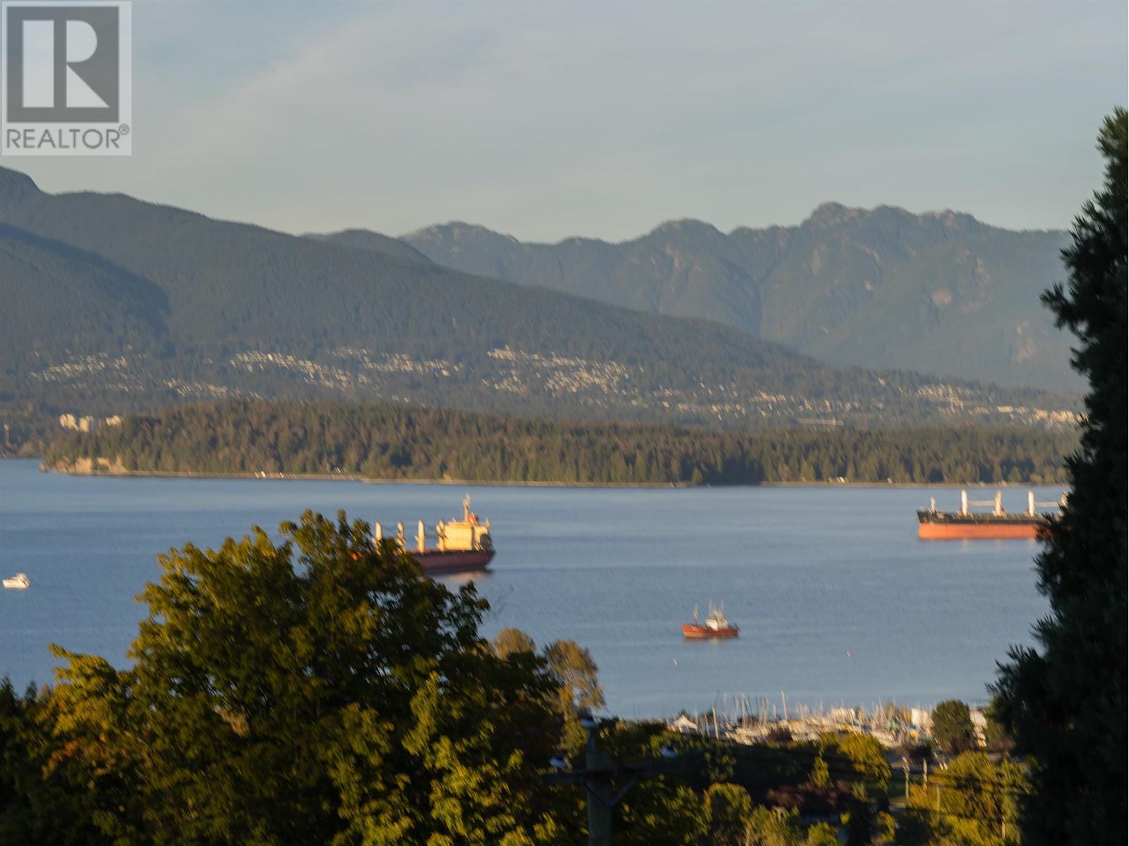 Listing Picture 22 of 40 : 1937 TOLMIE STREET, Vancouver / 溫哥華 - 魯藝地產 Yvonne Lu Group - MLS Medallion Club Member