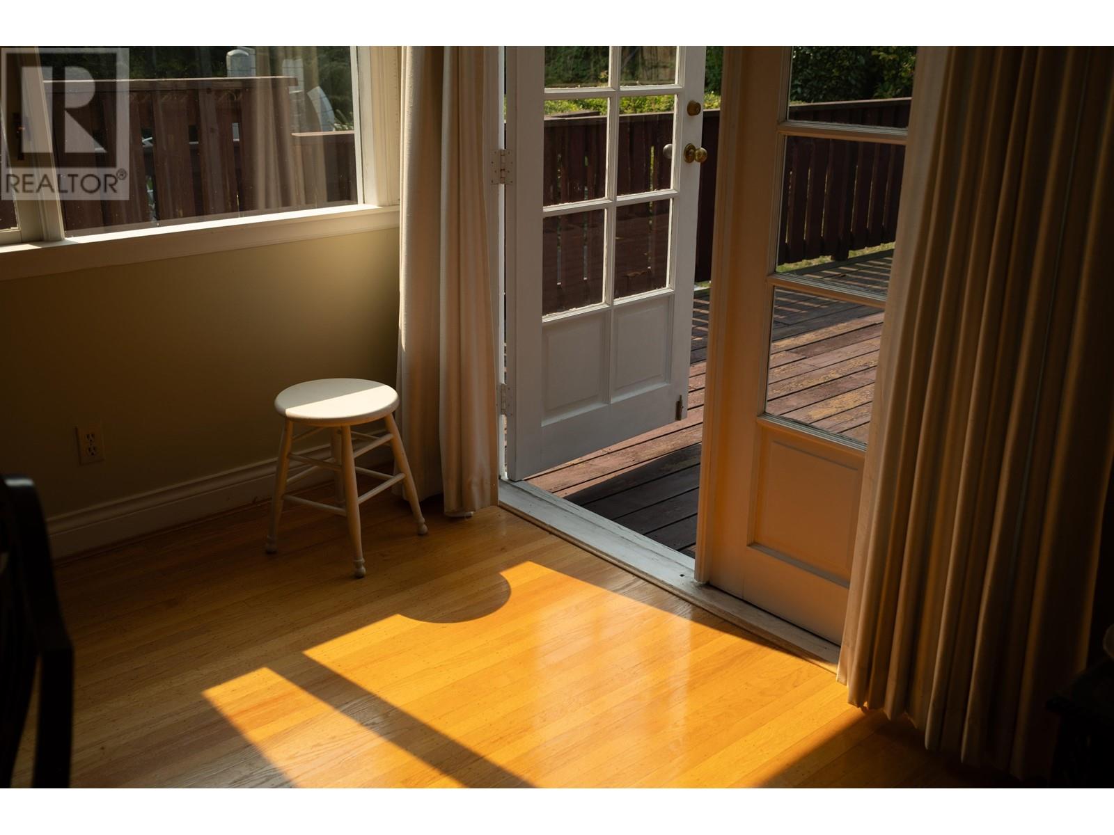 Listing Picture 19 of 40 : 1937 TOLMIE STREET, Vancouver / 溫哥華 - 魯藝地產 Yvonne Lu Group - MLS Medallion Club Member