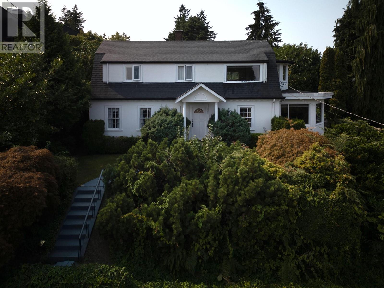 Listing Picture 2 of 40 : 1937 TOLMIE STREET, Vancouver / 溫哥華 - 魯藝地產 Yvonne Lu Group - MLS Medallion Club Member