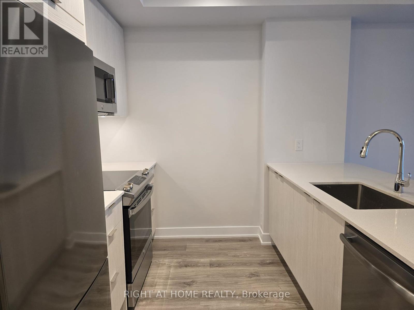 3310 - 430 Square One Drive, Mississauga, Ontario  L5B 0L6 - Photo 3 - W12116866