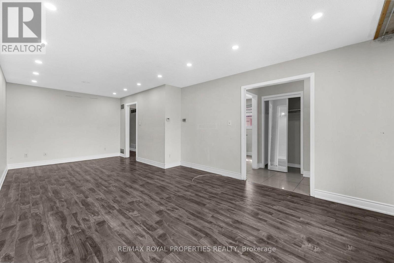 7359 Sigsbee Drive, Mississauga, Ontario  L4T 3S5 - Photo 9 - W12116931