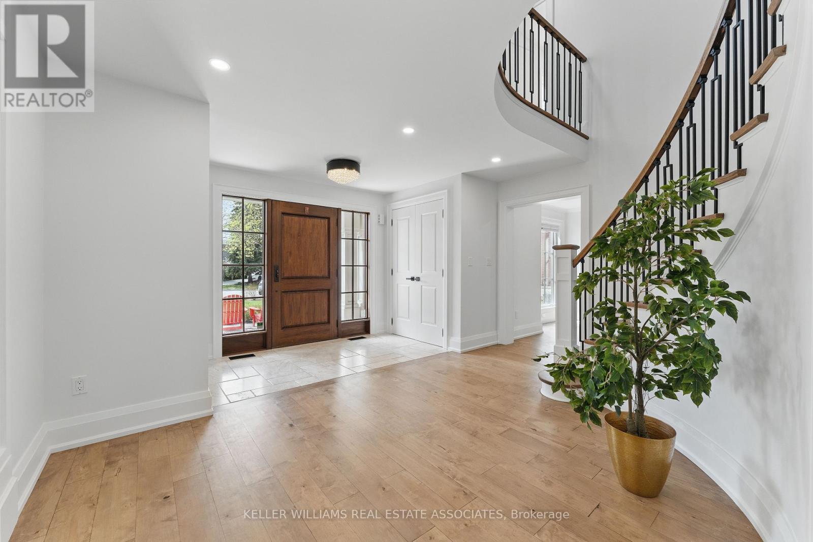 1543 Point-O-Woods Road, Mississauga (Mineola), Ontario  L5G 2X6 - Photo 3 - W12116967