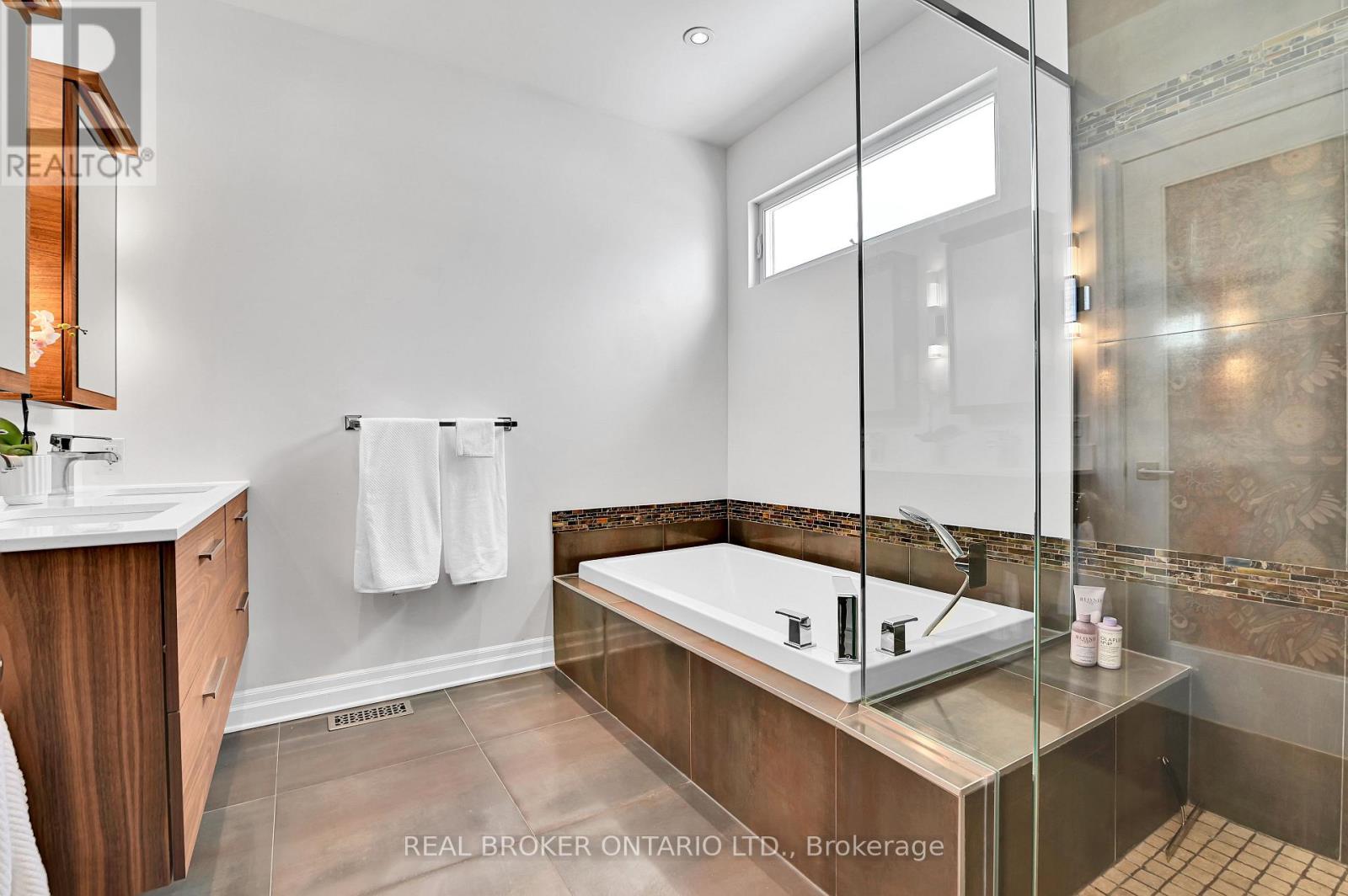190 Hopewell Avenue, Ottawa, Ontario  K1Z 2Z5 - Photo 18 - X12117251