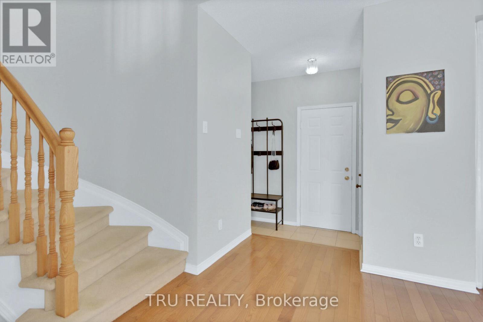 33 Highmont Court, Ottawa, Ontario  K2T 1B3 - Photo 5 - X12117280