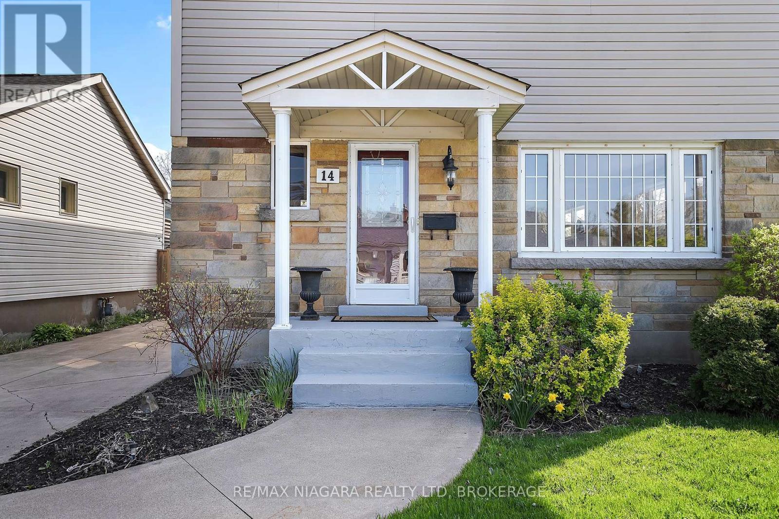 14 Cliff Road, St. Catharines (Old Glenridge), Ontario  L2R 3W1 - Photo 2 - X12116099