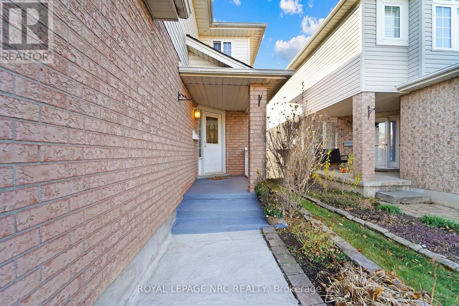 Property at 27 HOLLYRIDGE CRESCENT image 3