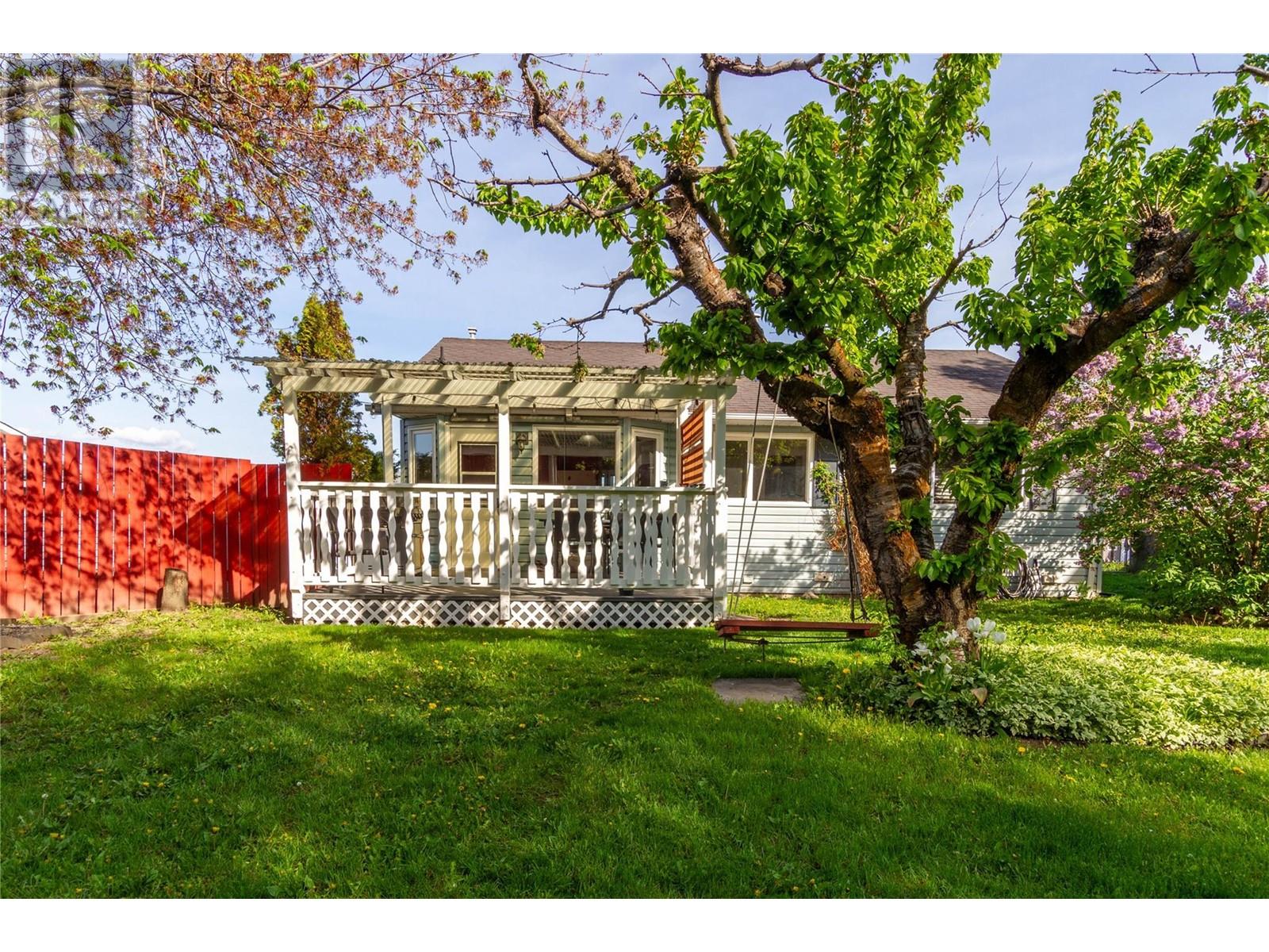 Property at 1058 11 Avenue image 3