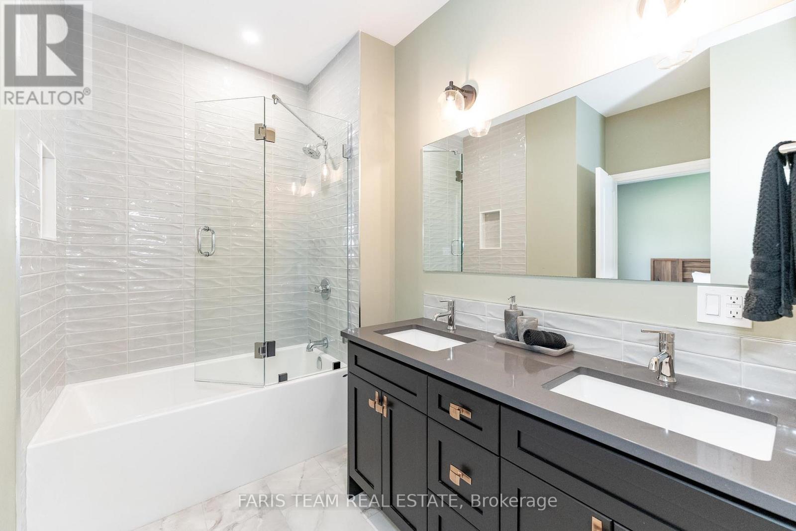 38 Magazine Street, Penetanguishene, Ontario  L9M 0W7 - Photo 17 - S12113707