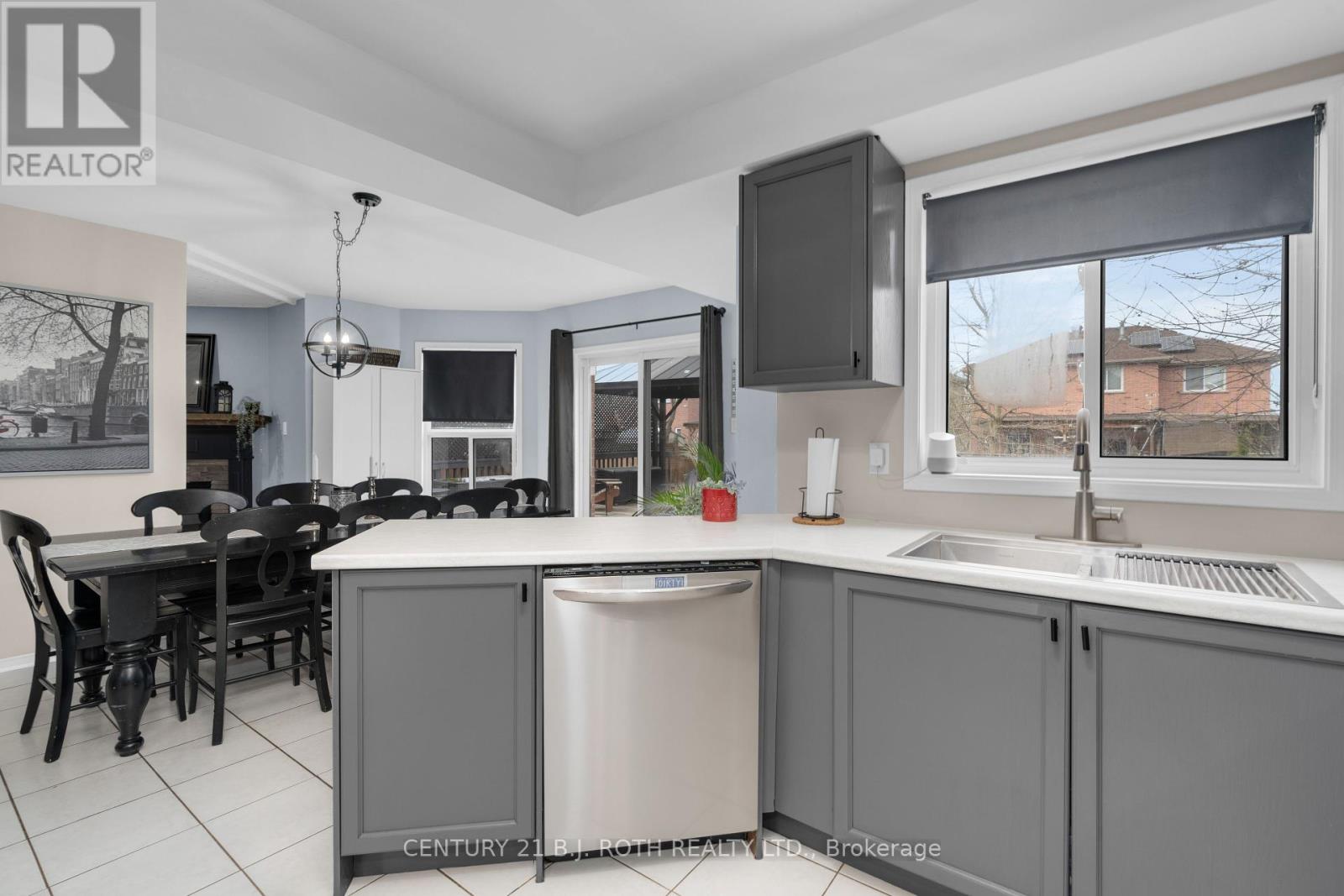 20 Bear Creek Drive, Barrie, Ontario  L4N 9M6 - Photo 11 - S12117103