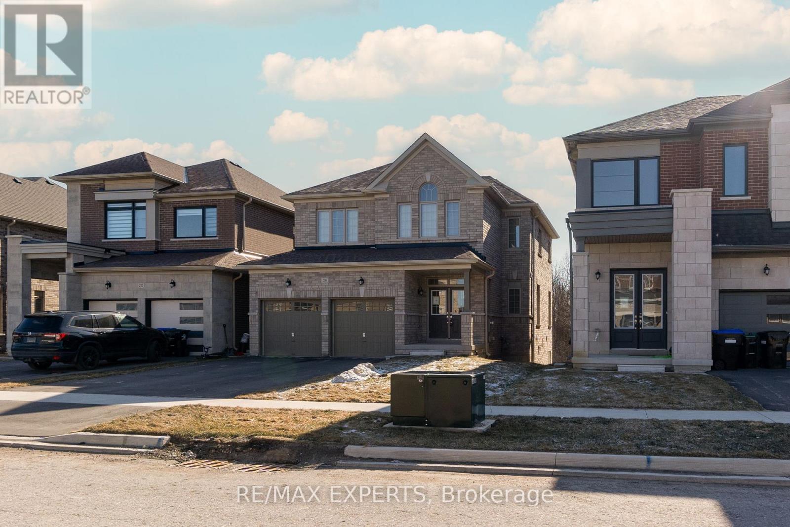 206 Ferragine Crescent, Bradford West Gwillimbury, Ontario  L3Z 4K1 - Photo 5 - N12036011