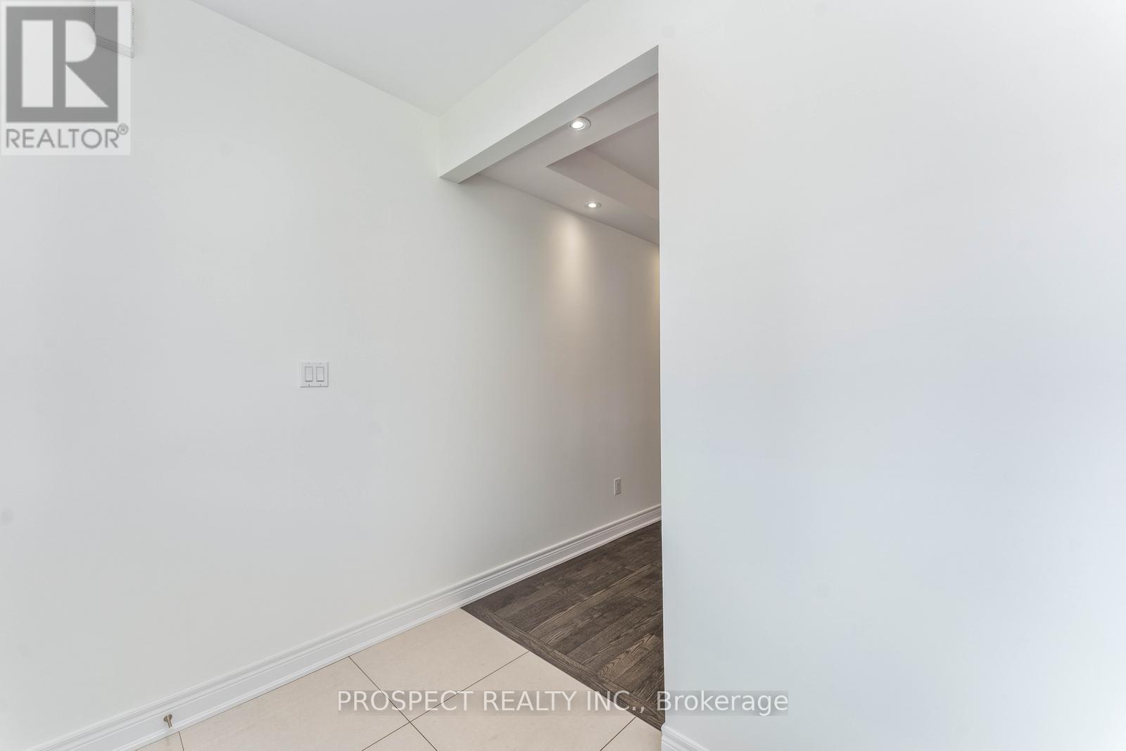 15 Lyle Way, Brampton, Ontario  L6X 5P8 - Photo 4 - W12117052