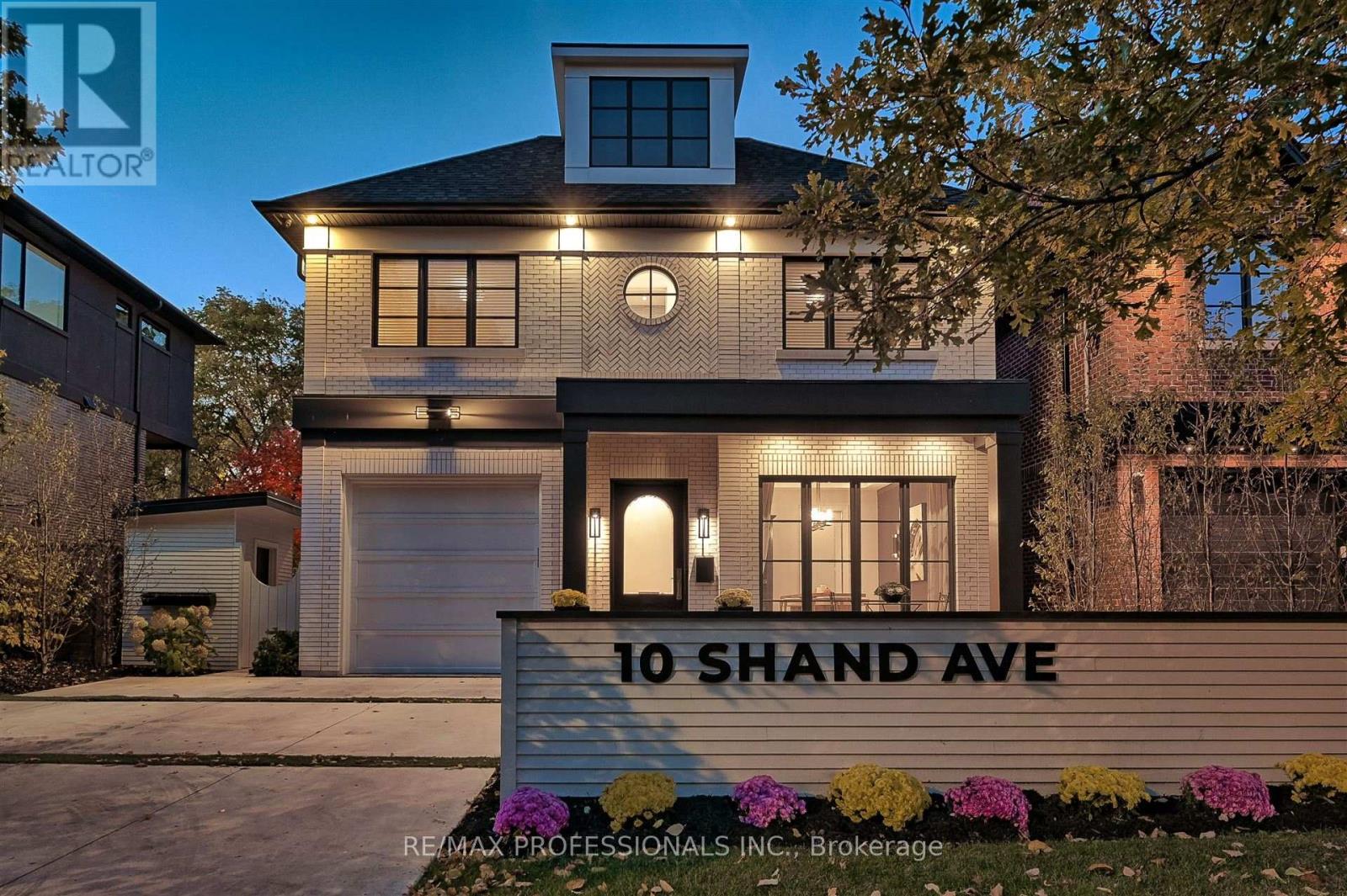 <div class="slider-price">$4,198,000</div><p>10 Shand Avenue, Toronto, Ontario</p>