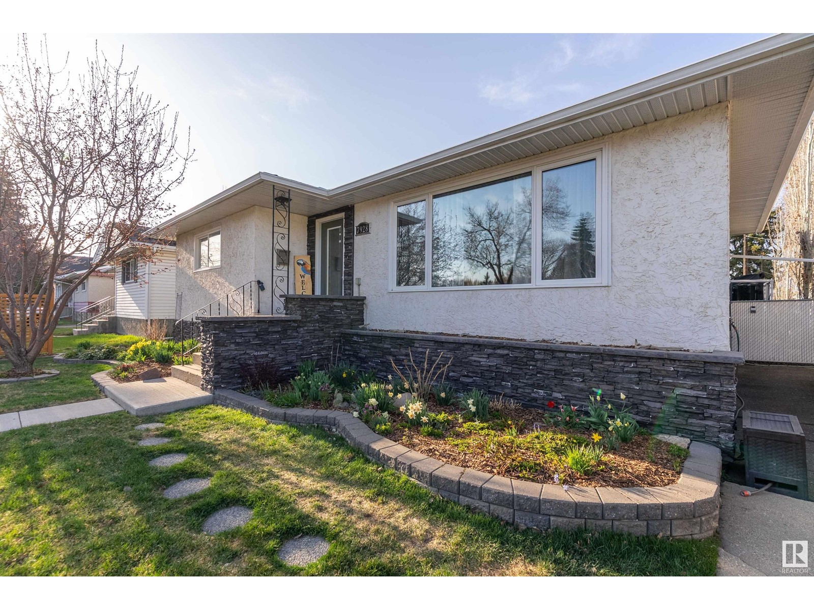 Property at 7928 98 AV NW image 2