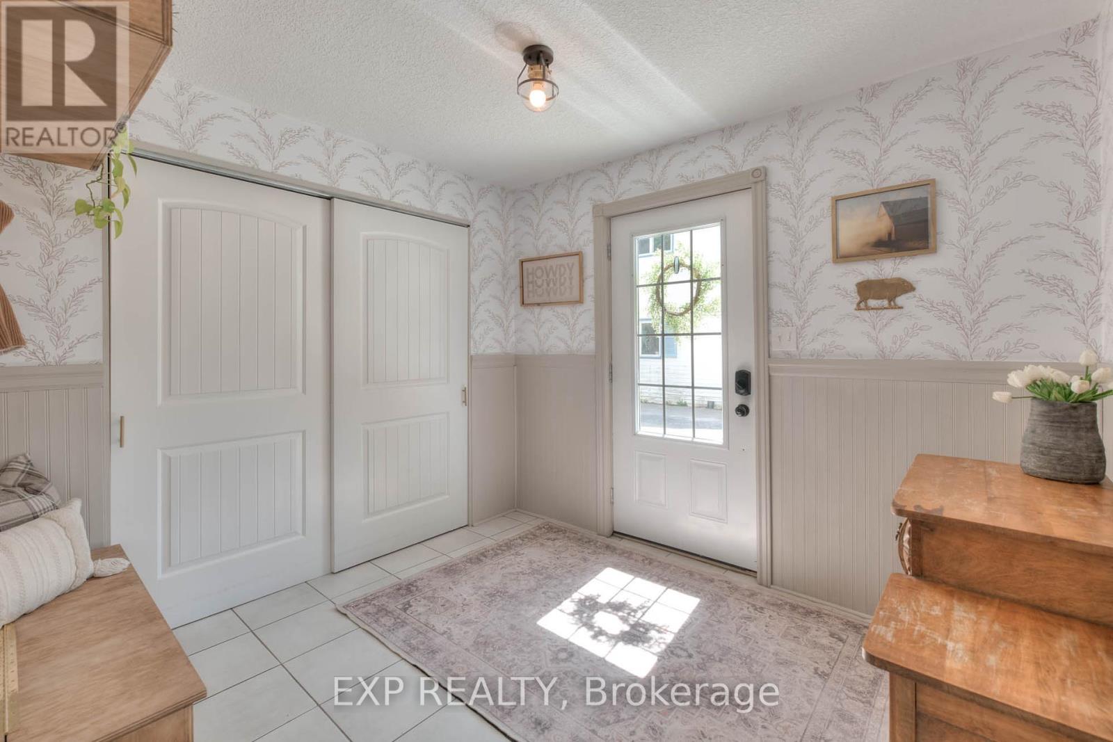 552 Alexander Street, Huron East, Ontario  N0G 1H0 - Photo 6 - X12117107