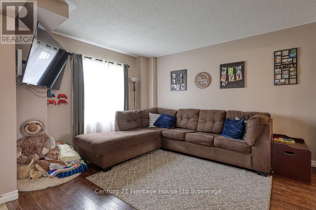 Property at 27 TOMPKINS COURT image 4