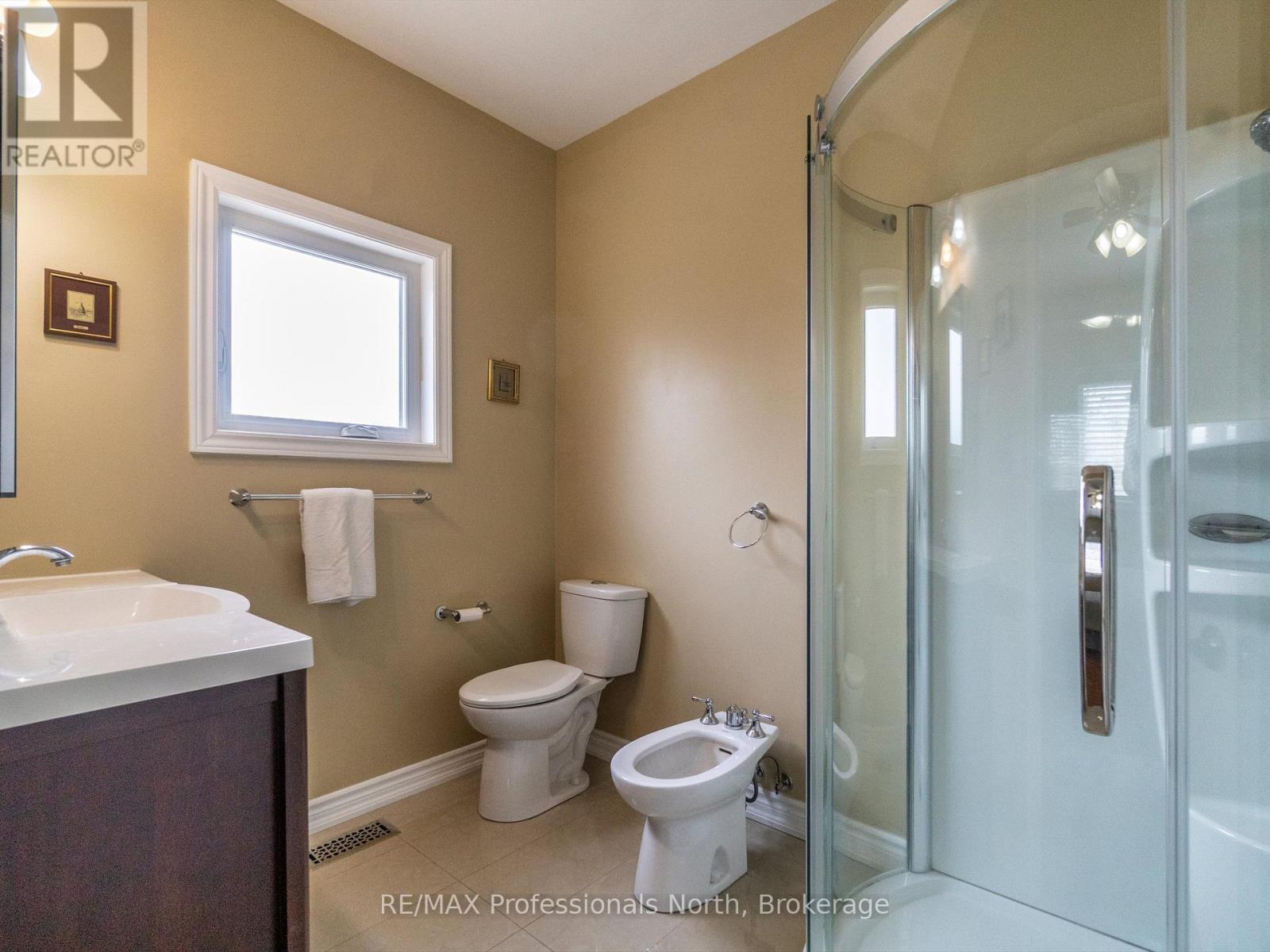 27 Susan Street W, Huntsville (Chaffey), Ontario  P1H 1X2 - Photo 14 - X12117432