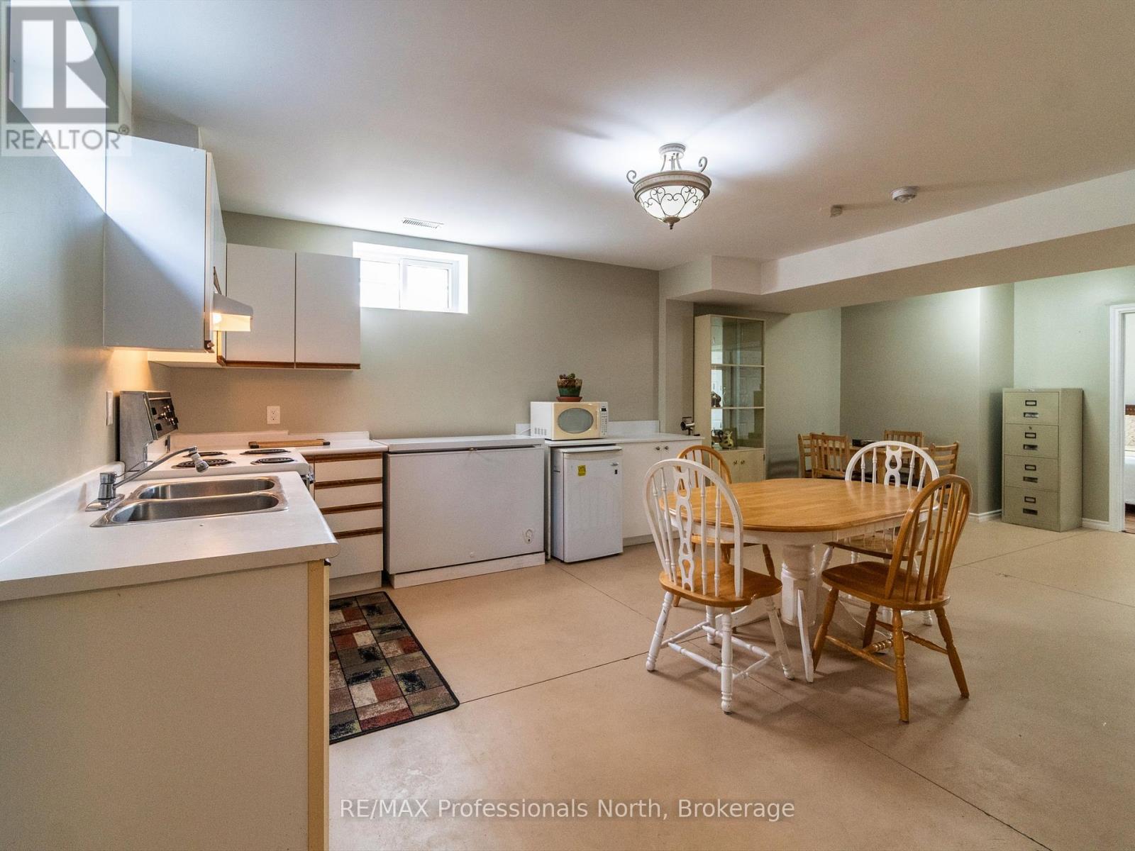 27 Susan Street W, Huntsville (Chaffey), Ontario  P1H 1X2 - Photo 19 - X12117432