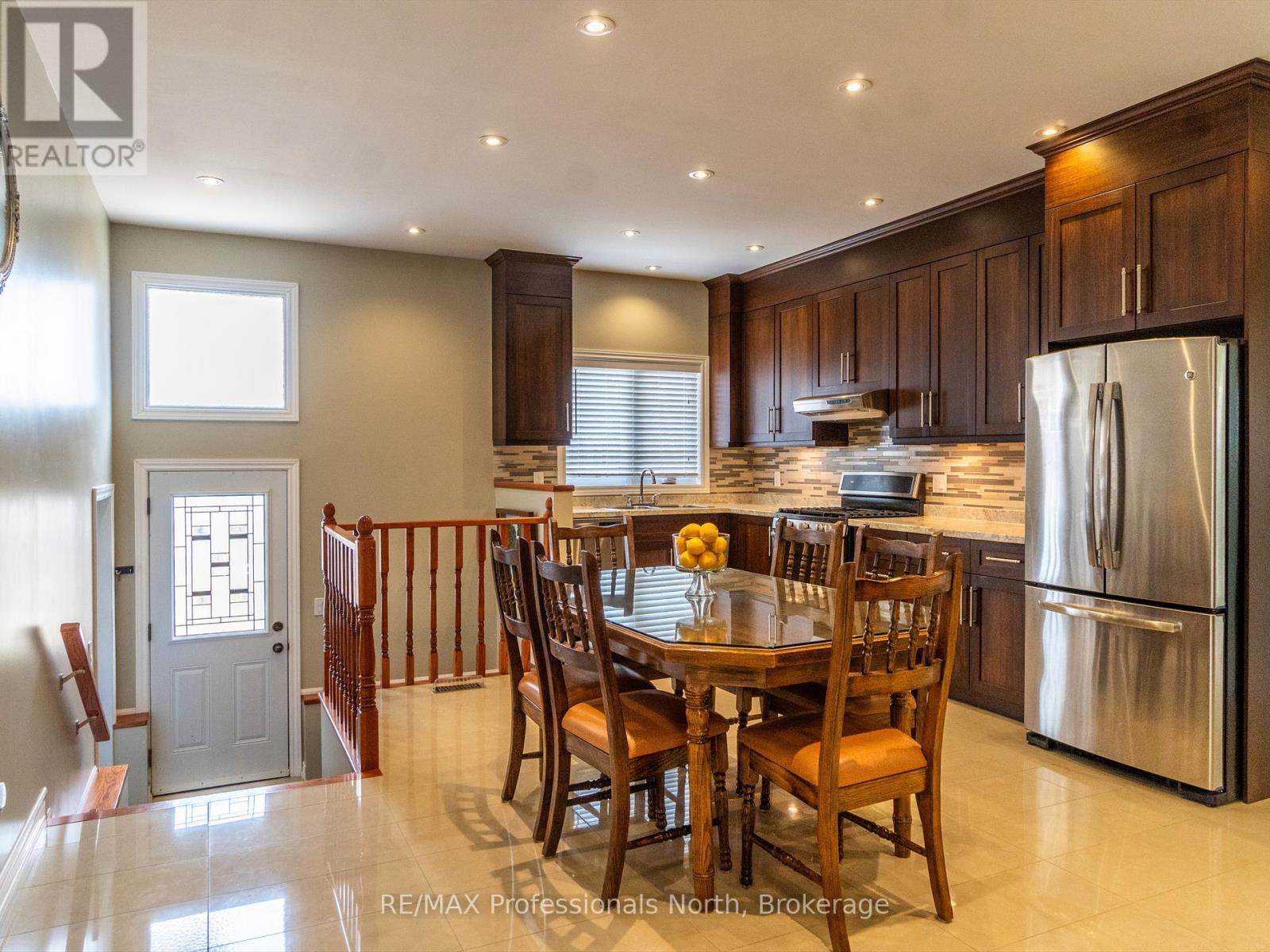 Property at 27 SUSAN STREET W image 4