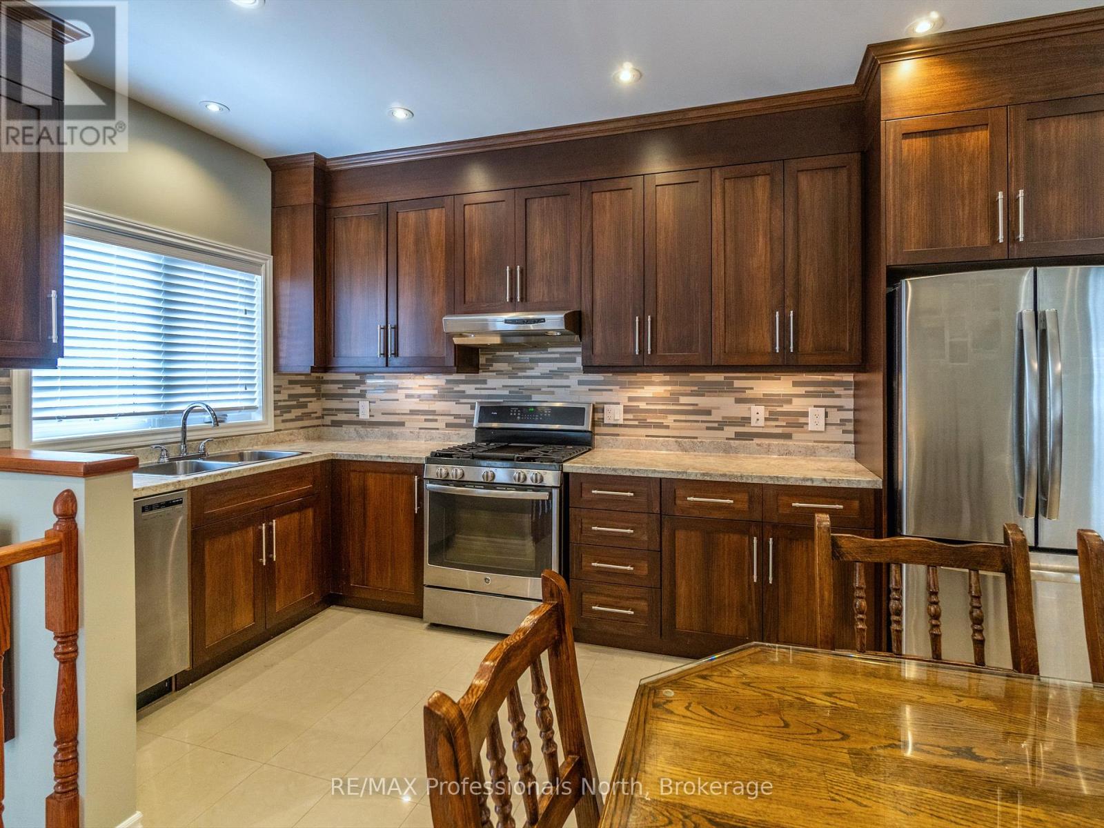 27 Susan Street W, Huntsville (Chaffey), Ontario  P1H 1X2 - Photo 7 - X12117432