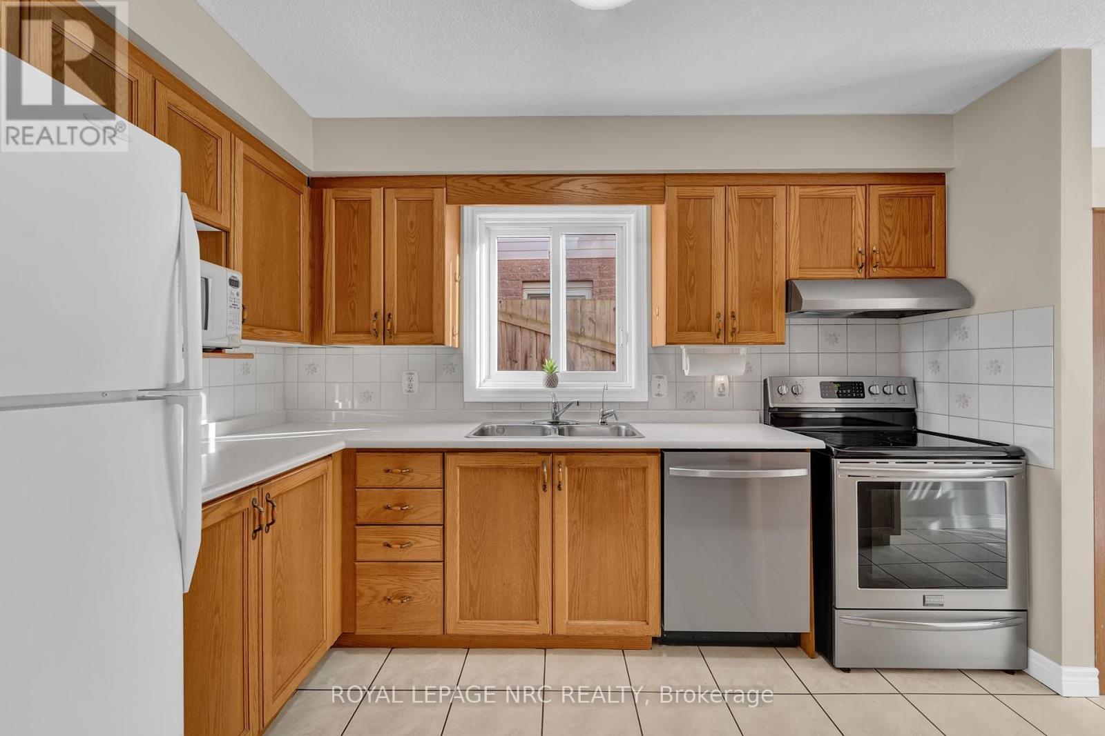 27 Hollyridge Crescent, Kitchener, Ontario  N2N 3L8 - Photo 9 - X12117377