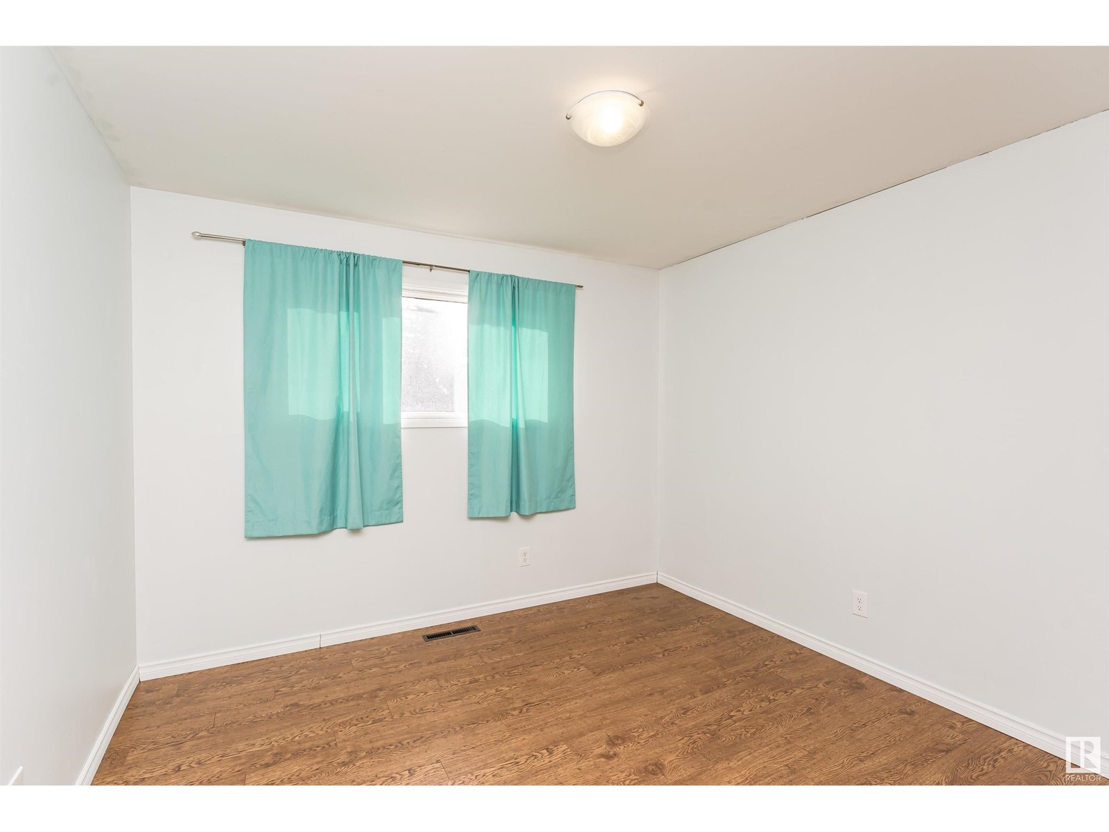 Property at 13520 113A ST NW image 3