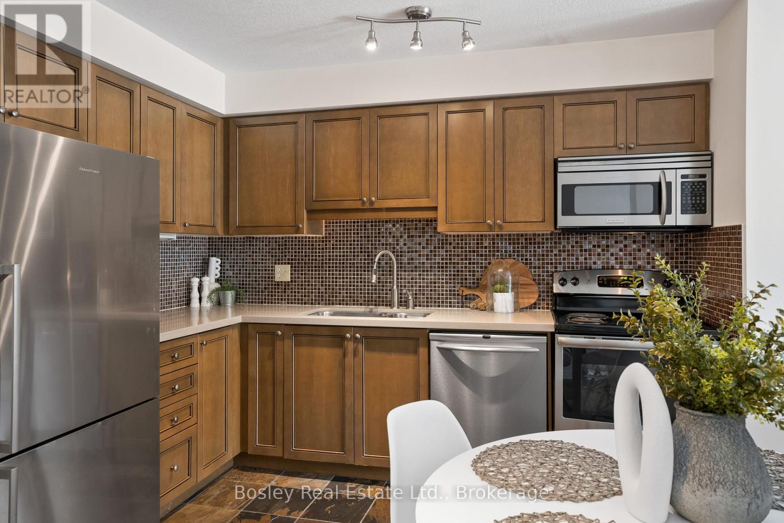 Property at 41 SILVER GLEN BOULEVARD image 5