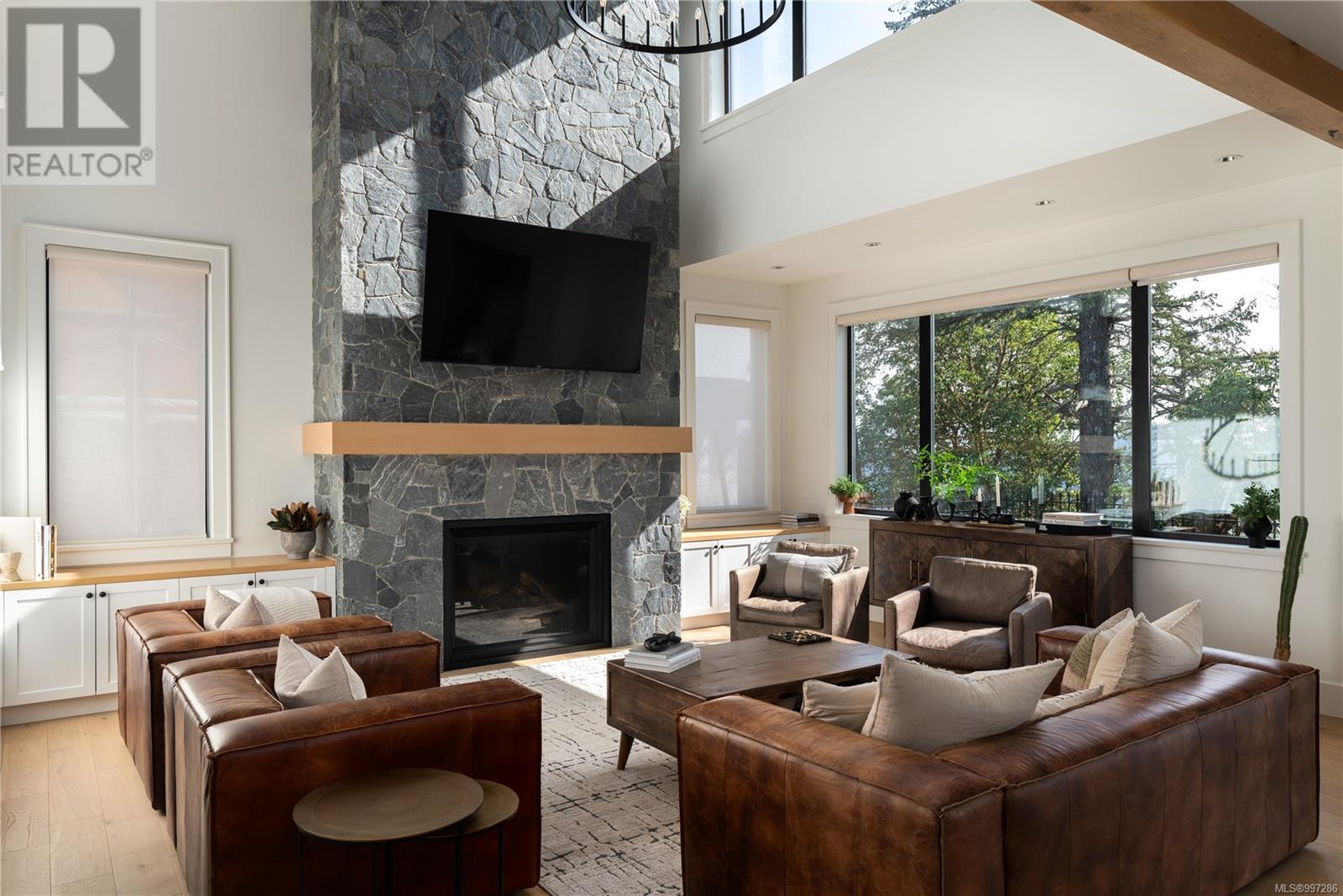 Property at 2045 Pinehurst Terr image 2