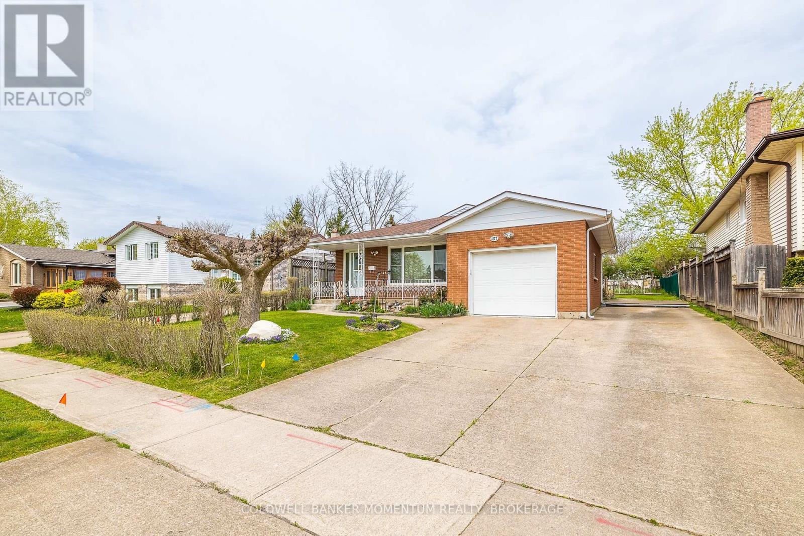 4177 Brookdale Drive, Niagara Falls, Ontario  L2H 2A9 - Photo 2 - X12117585