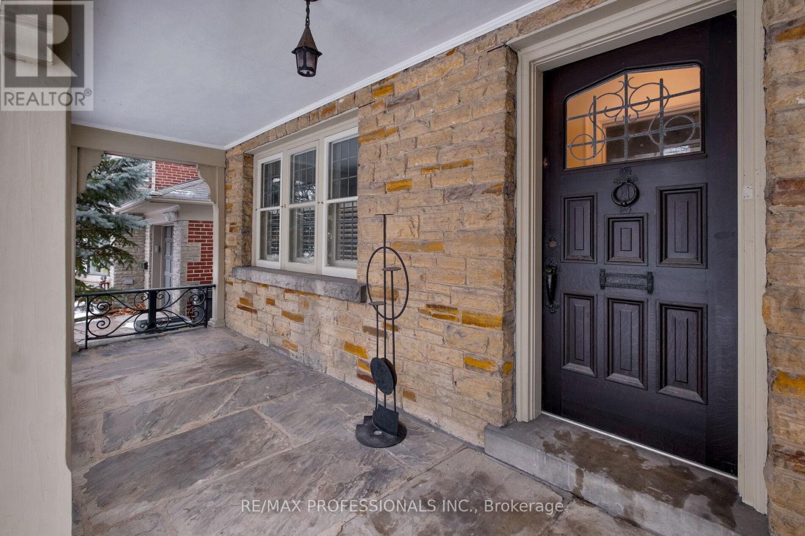107 The Kingsway, Toronto, Ontario  M8X 2T9 - Photo 3 - W12117250