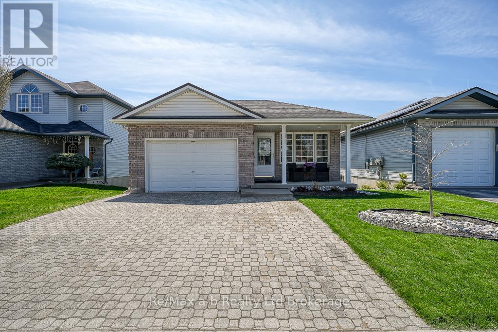 25 Rossiter Road, Ingersoll, Ontario  N5C 4C9 - Photo 2 - X12117573