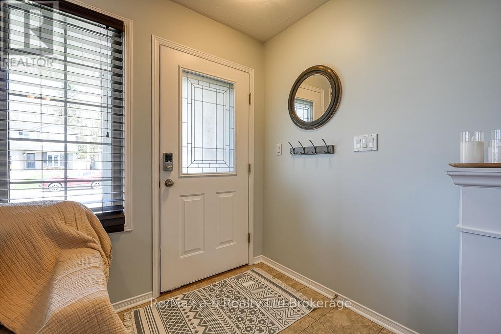 25 Rossiter Road, Ingersoll, Ontario  N5C 4C9 - Photo 5 - X12117573