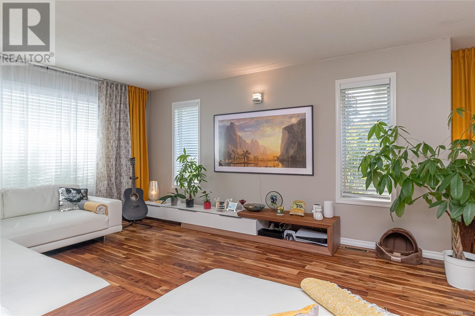 Property at 749 Marchmont Rd image 2