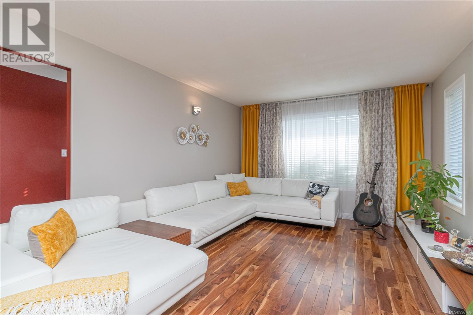 Property at 749 Marchmont Rd image 3