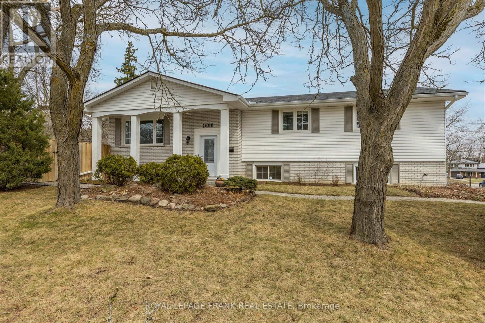 1690 PINEHILL DRIVE, Peterborough West, Ontario