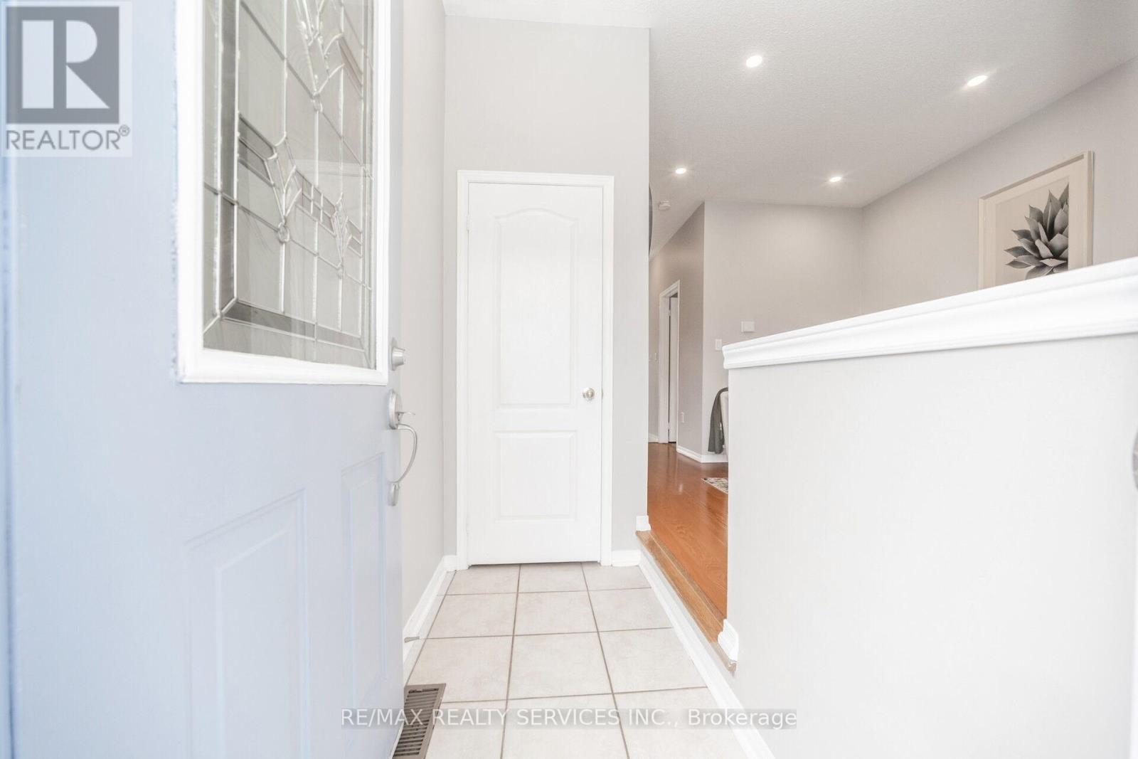 3023 Mcdowell Drive, Mississauga, Ontario  L5M 6J6 - Photo 5 - W12117453