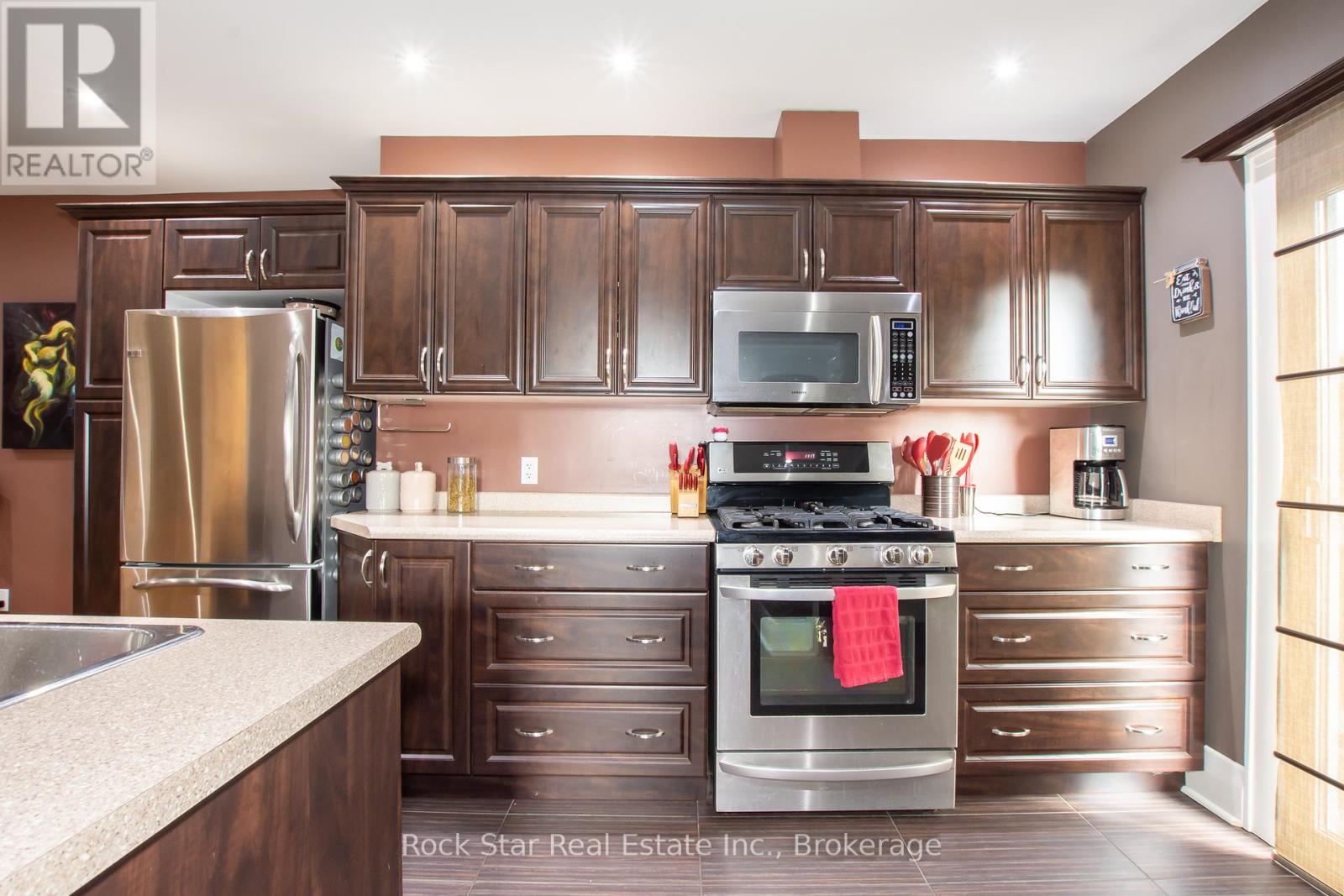225 Chaffey Street, Welland, Ontario  L3B 2Y7 - Photo 4 - X12055015