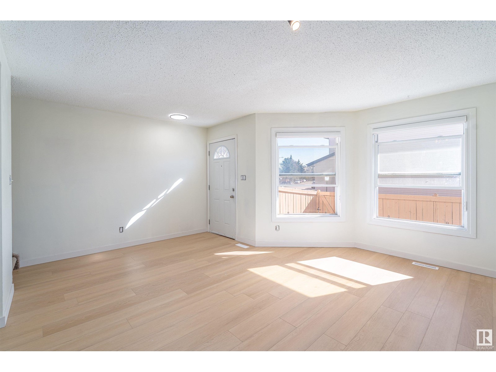 10449 24 Av Nw, Edmonton, Alberta  T6J 4S2 - Photo 3 - E4433797