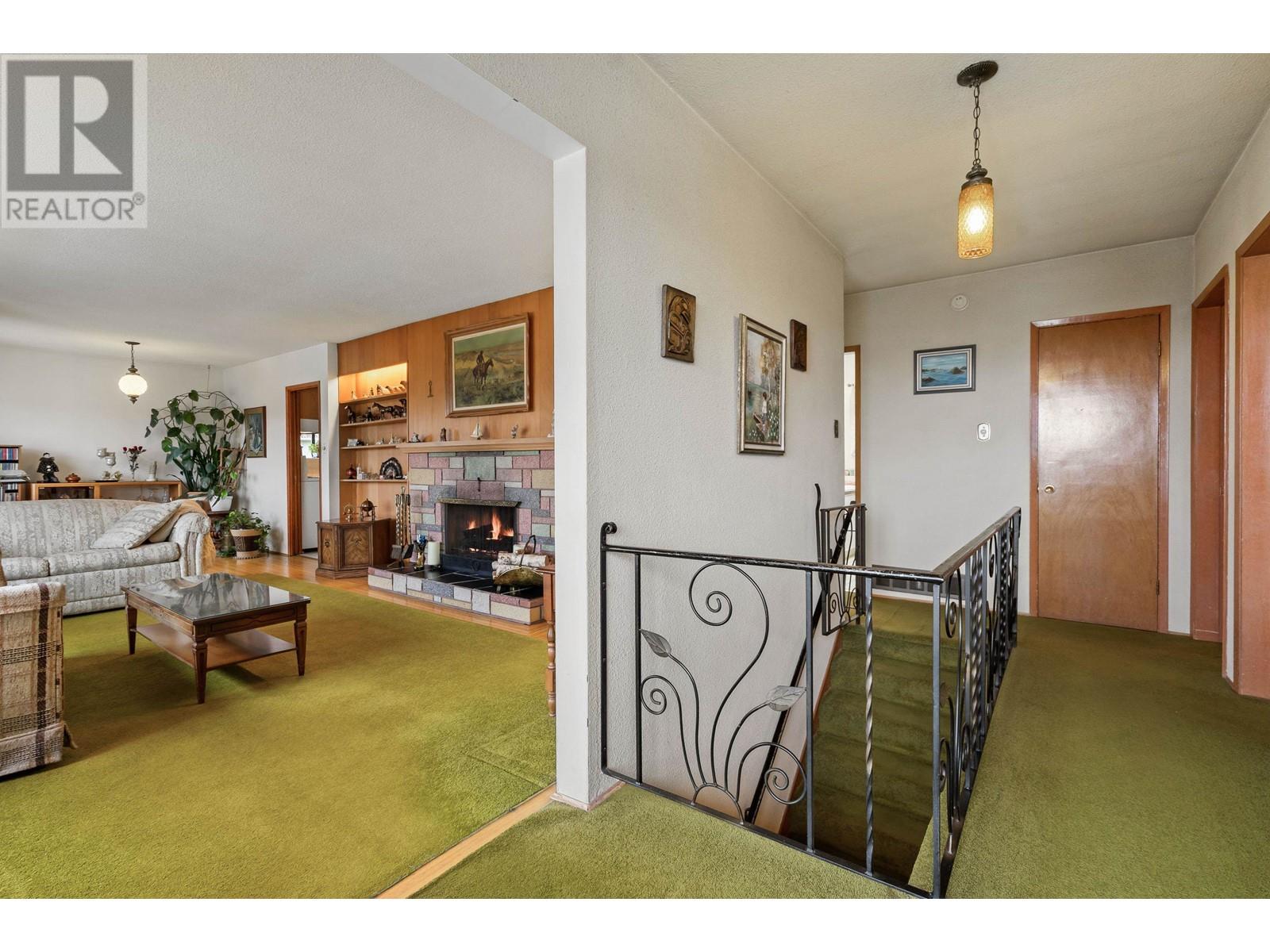 6825 Hycrest Drive, Burnaby, British Columbia  V5B 2X3 - Photo 5 - R2996008