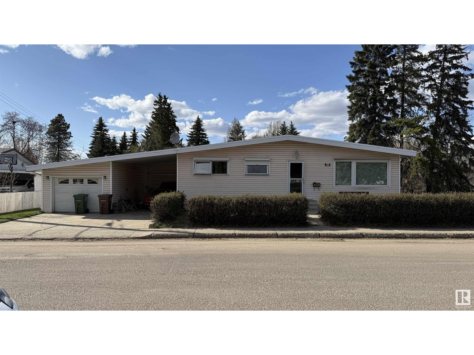 60 SUNSET BV, St. Albert, Alberta